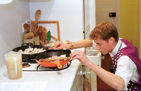 prince william cooking chicken paella during his boarding news photo 1576602013