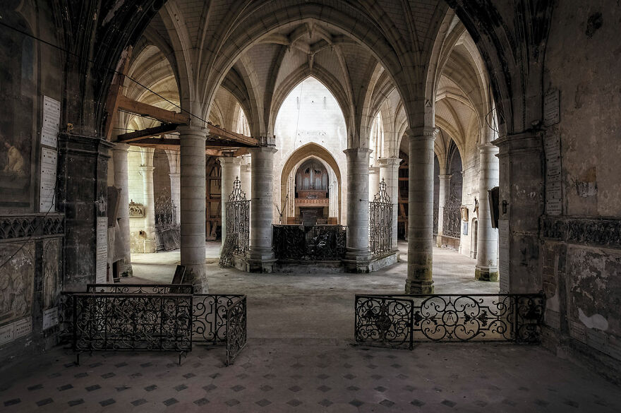 I photographied stunning abandoned Churches in Europa and published them in a book 5faba9b9e1042 880