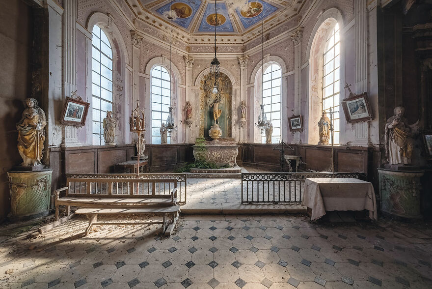 I photographied stunning abandoned Churches in Europa and published them in a book 5fabac48b2852 880