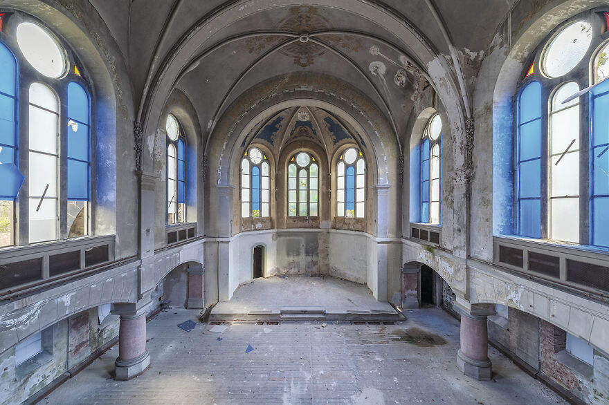 I photographied stunning abandoned Churches in all Europa and published them in a book 5fabb31d4d55f 880