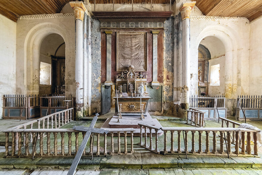 I photographied stunning abandoned Churches in all Europa and published them in a book 5fabb4892dbe9 880
