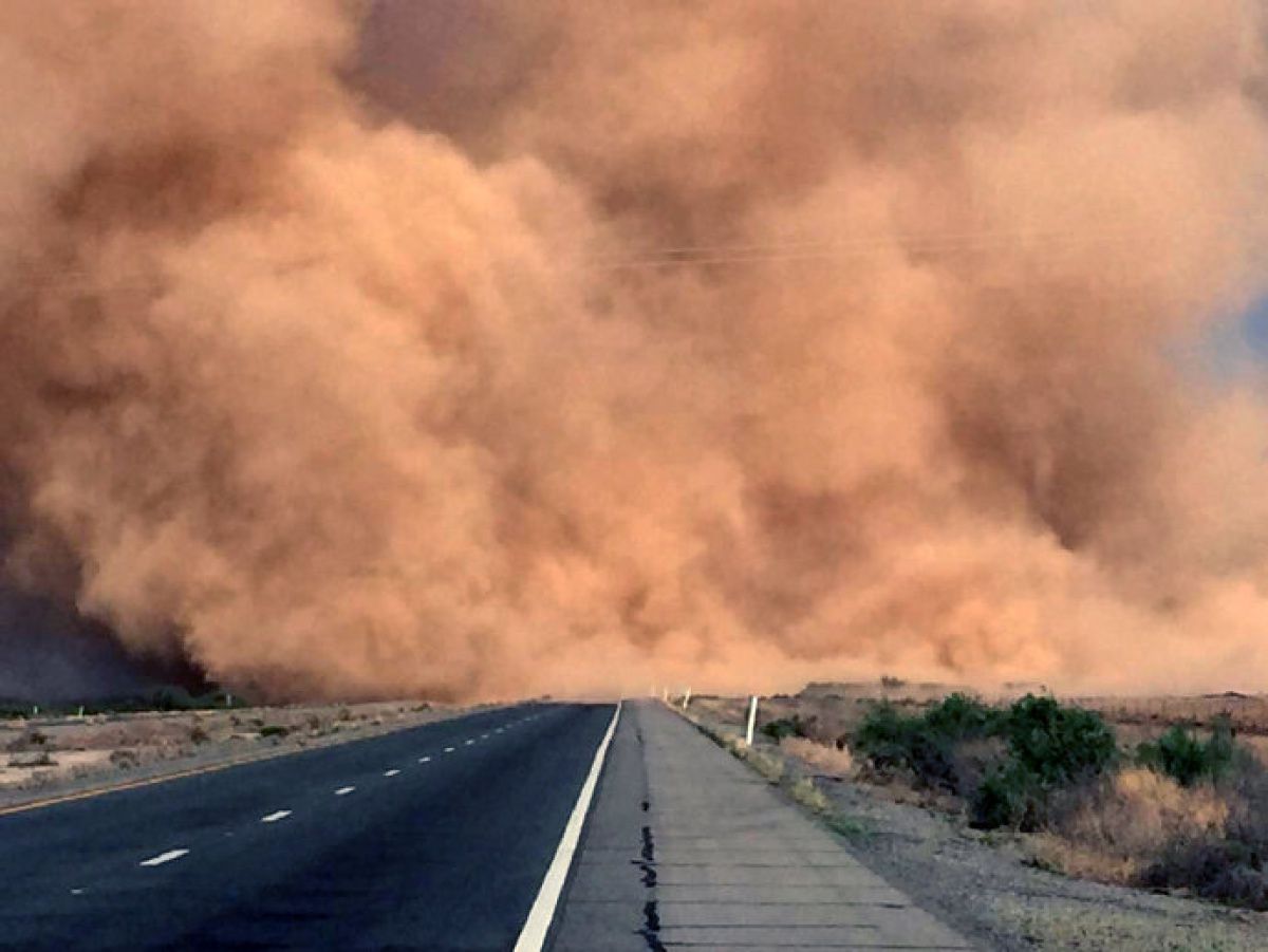 Natural dangers. Песчаные и пыльные бури. Хамсин ветер пустыни. Сахара Песчаная буря. Пыльная Песчаная буря атмосферное явление.