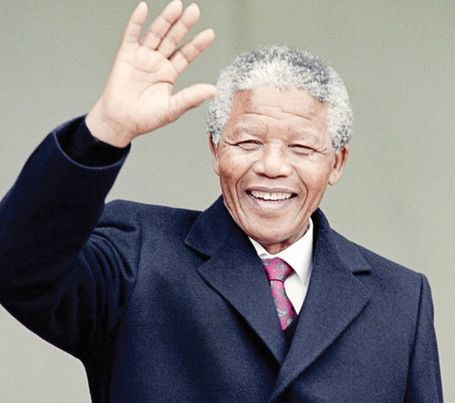 الزعيم الجنوب أفريقي نيلسون مانديلا