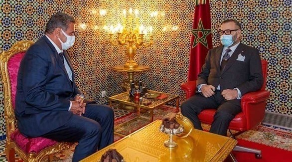 العاهل المغربي الملك محمد السادس وزعيم حزب الأحرار المغربي عزيز أخنوش أرشيفية