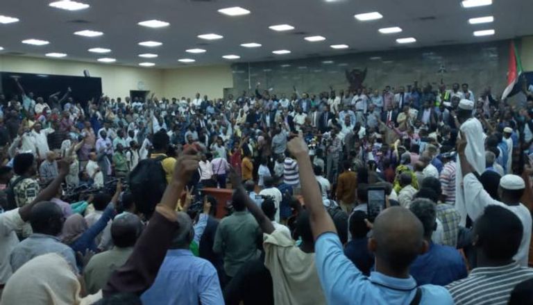 سودانيون داخل مقر لجنة التفكيك بعد سحب قوات التأمين