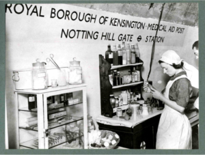 إسعافات أولية في محطة نوتنج هيل عام 1943