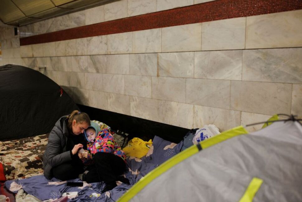 امرأة وطفلة في محطة مترو أنفاق كملاذ من قصف روسي مستمر بالعاصمة الأوكرانية كييف في 18 مارس 2022