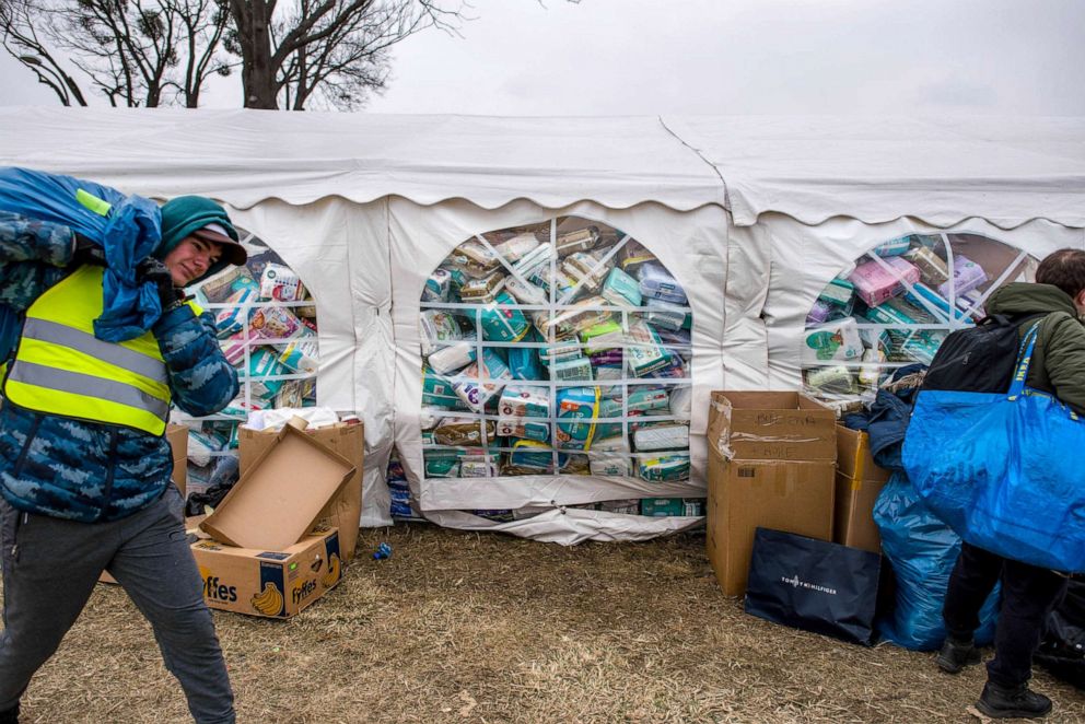 خيمة مليئة بحفاضات عند نقطة تجميع مساعدات ببولندا