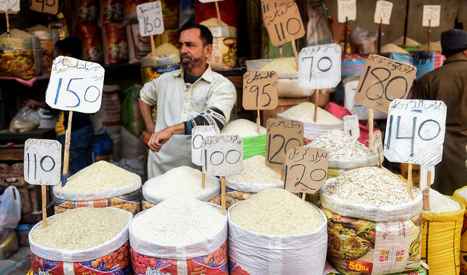 صاحب متجر بسوق في كراتشي الباكستانية في 10 يناير 2022.
