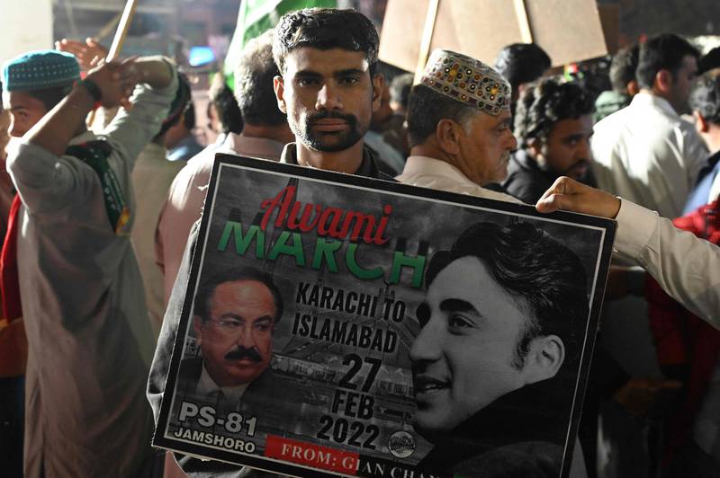 مؤيد لحزب الشعب الباكستاني المعارض يرفع لافتة في العاصمة الباكستانية