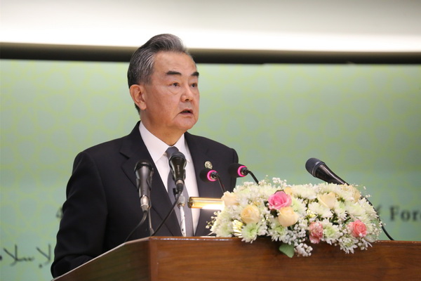 وزير الخارجية الصيني وانغ يي يلقي كلمة أمام الدورة 48 لمجلس وزراء خارجية منظمة التعاون الإسلامي في إسلام أباد في 22 مارس 2022.