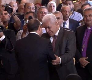 الرئيس السيسي يصافح حمدين صباحي خلال إطلاق حوار سياسي شامل