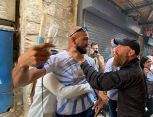 جندي من الاحتلال يعتدي على احد المشاركين باحتفالات سبت النور امس السبت