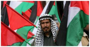 رجل يرتدي الكوفية الفلسطينية