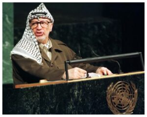 ياسر عرفات يرتدي الكوفية الفلسطينية