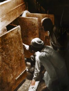 Discovery of Tutankhamun in color 17
