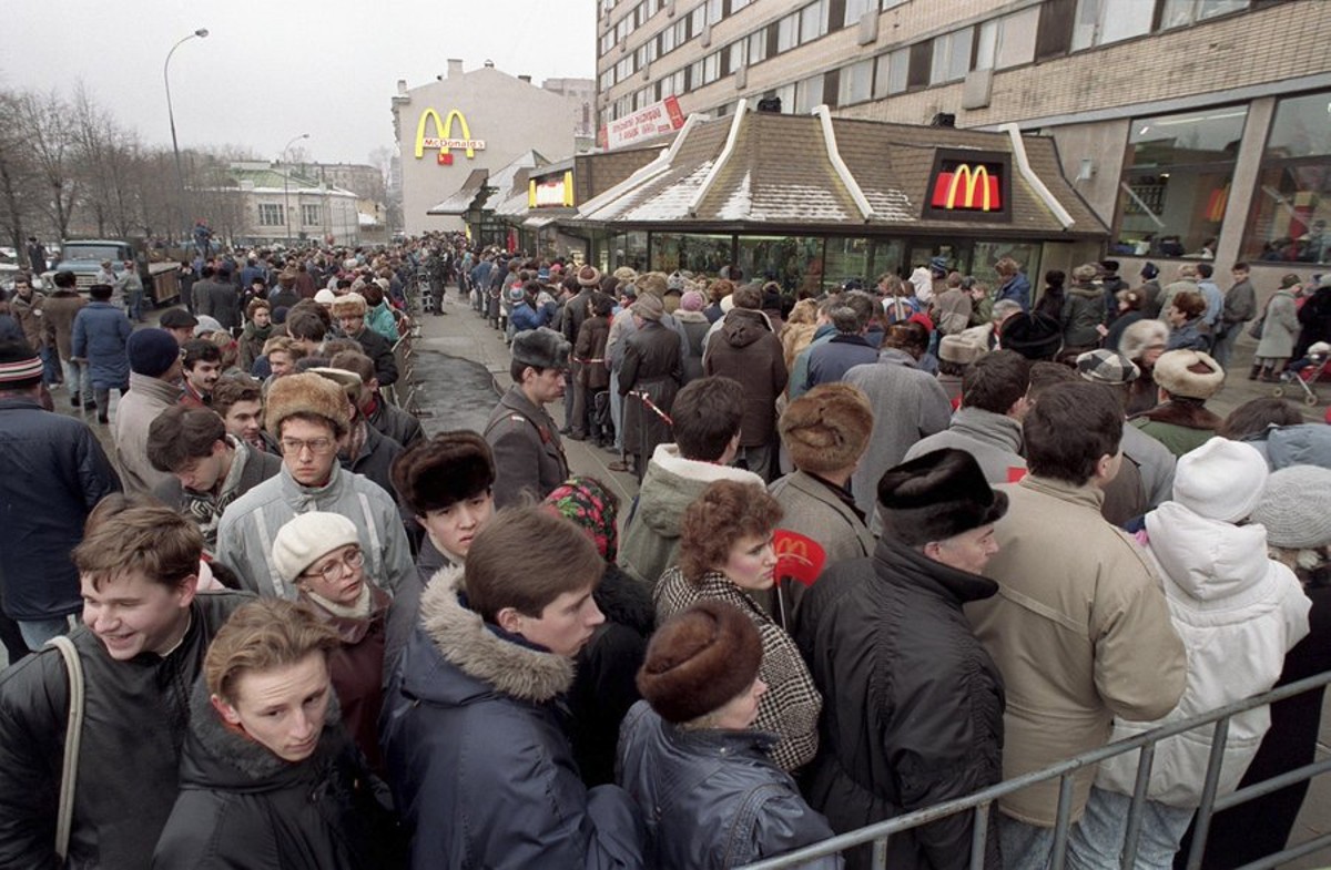 احتشاد الروس للحصول على وجبة من ماكدونالدز