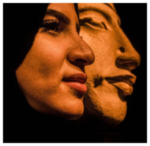 المصورة المصرية إيمان عرب بجانب تمثال إخناتون في متحف الإسكندرية