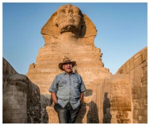عالم المصريات زاهي حواس يقف أمام تمثال أبو الهول