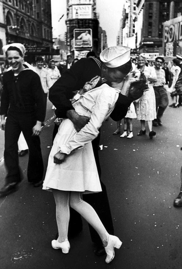 famous photographers Alfred Eisenstaedt 1945 v j day times square kiss