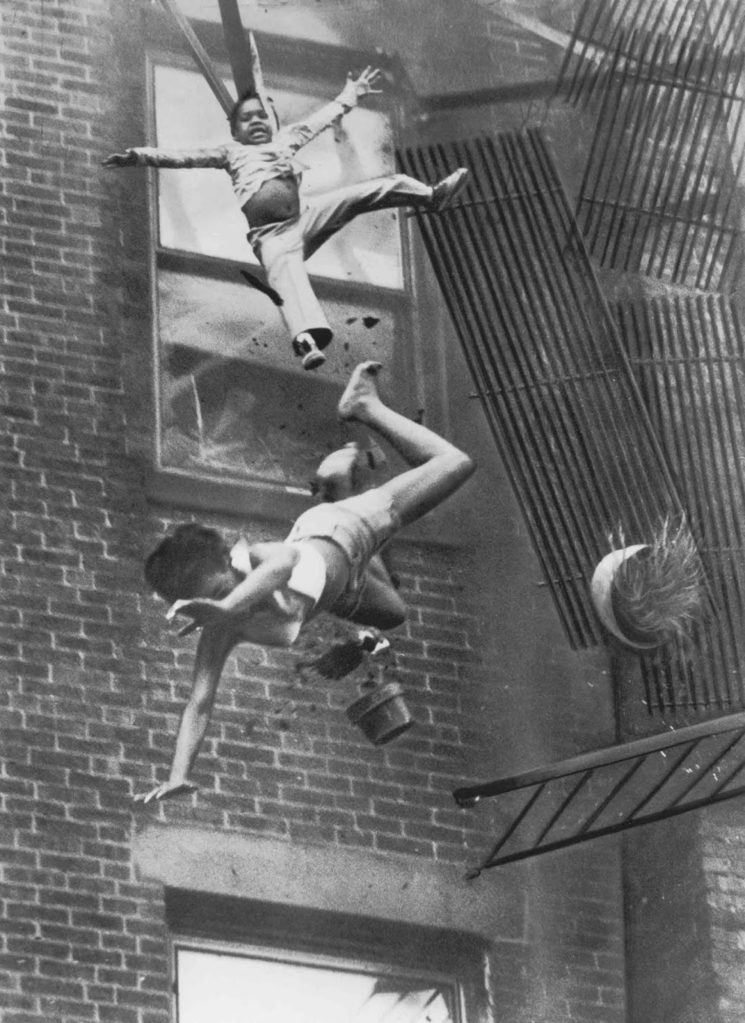 famous photographers Stanley Forman 1975 falling fire escape 745x1023 1