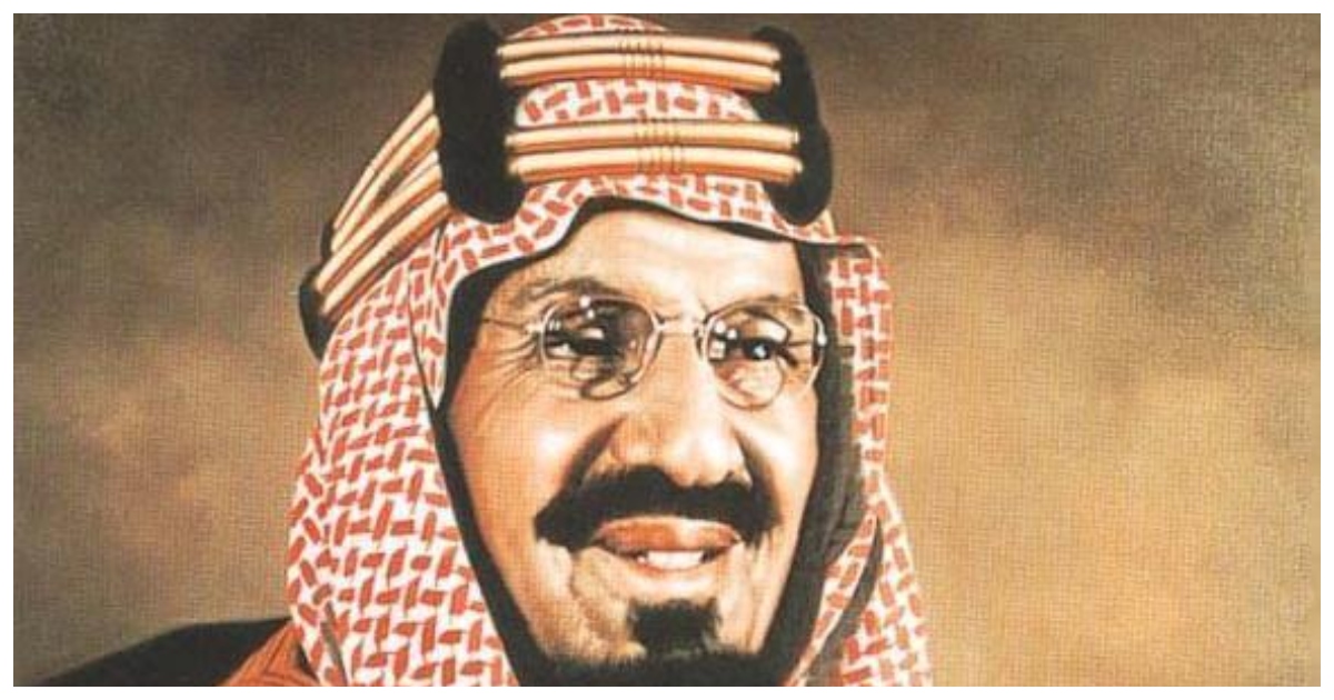 الملك عبد العزيز آل سعود يرتدي العقال المقصب