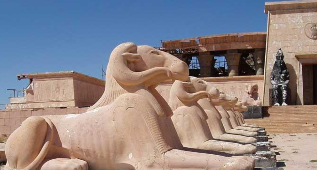 ديكورات مصر القديمة في مدينة وزازات المغربية
