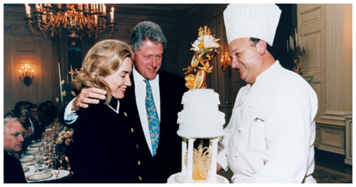 رولان ميسنييه برفقة الرئيس بيل كلينتون- مصدر الصورة: رابطة تاريخ البيت الأبيض