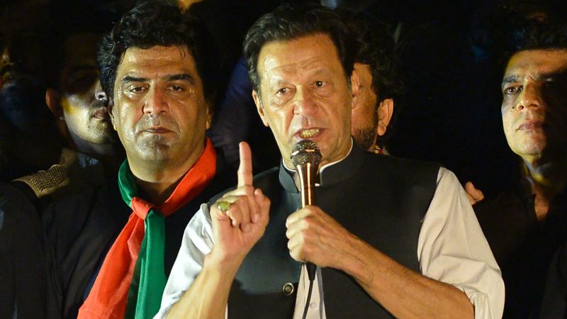 عمران خان يهدد بالتحرك ضد الشرطة والقضاء الباكستانيين