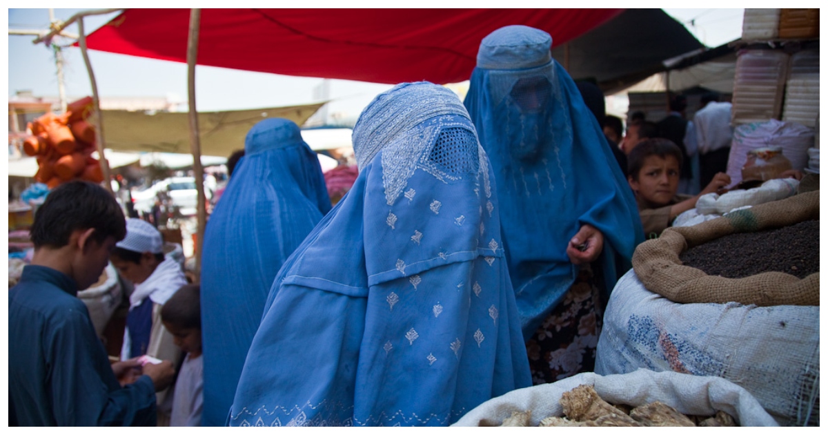 نساء أفغانيات يرتدين البرقع 