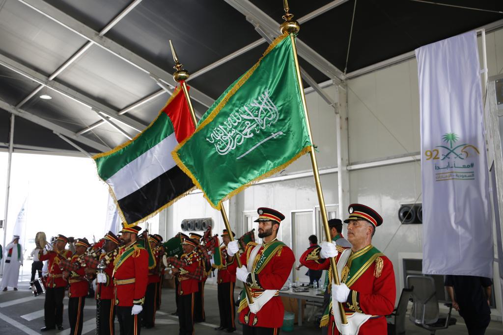 احتفلت الهيئة الاتحادية للهوية والجنسية والجمارك وأمن المنافذ في الإمارات، باليوم الوطني السعودي الـ 92 بمنفذ الغويفات الحدودي في إمارة أبوظبي
