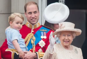 الملكة إليزابيث مع حفيدها ويليام وابنه جورج