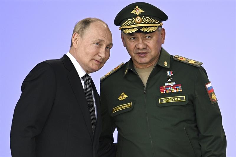 بوتين ووزير الدفاع الروسي سيرجي شويجو 1