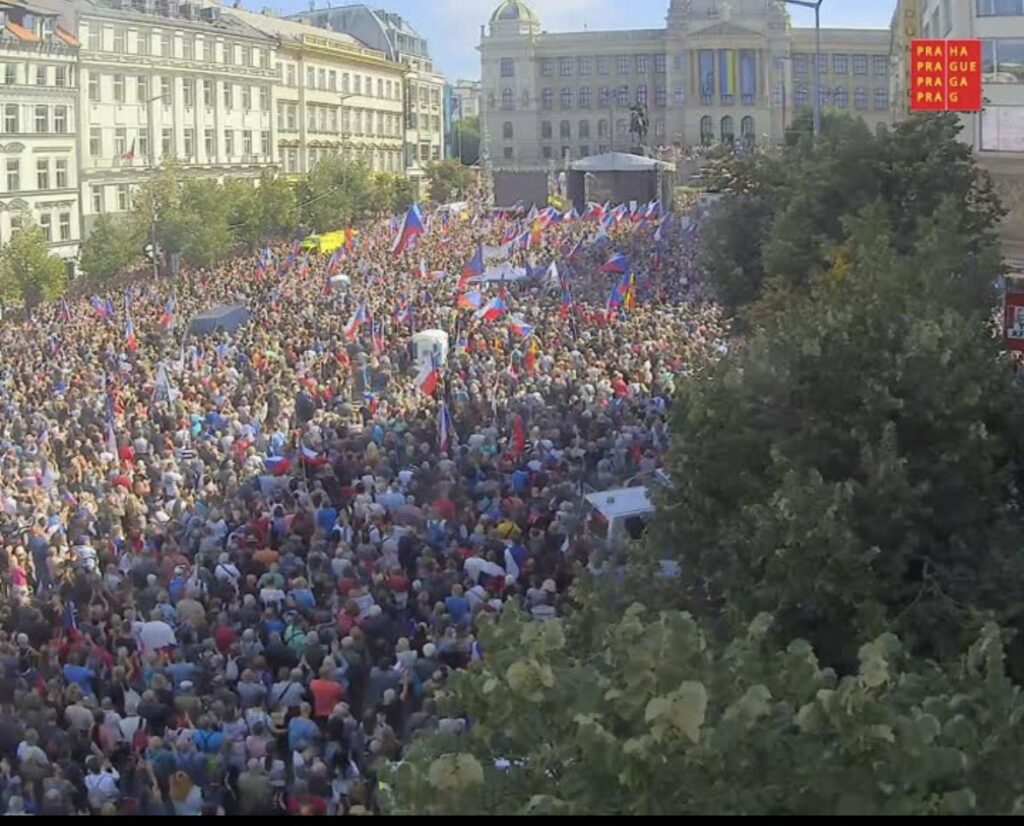 عشرات الآلاف يتظاهرون في براغ 1