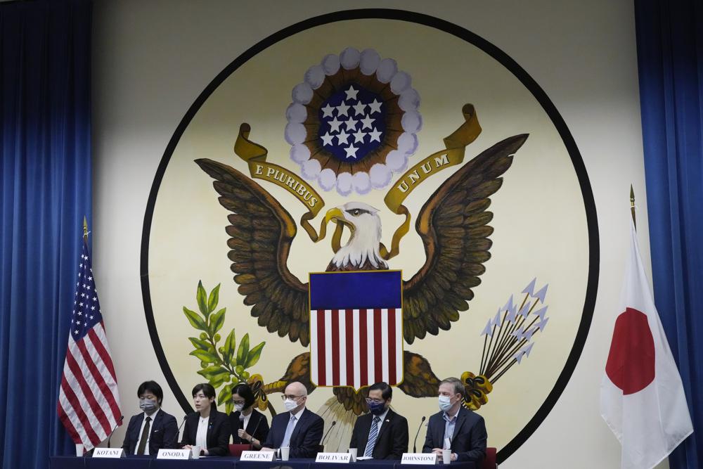 مؤتمر صحفي بين مشؤولين في اليابان وأمريكا والفلبين