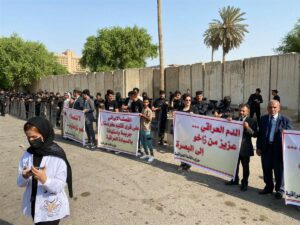 نظم حزب الأمة العراقي، اليوم الجمعة 7 اكتوبر 2022، وقفة احتجاجية أمام السفارة الإيرانية في بغداد وسط إجراءات أمنية مشددة.