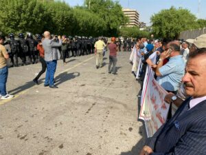 نظم حزب الأمة العراقي، اليوم الجمعة 7 اكتوبر 2022، وقفة احتجاجية أمام السفارة الإيرانية في بغداد وسط إجراءات أمنية مشددة.