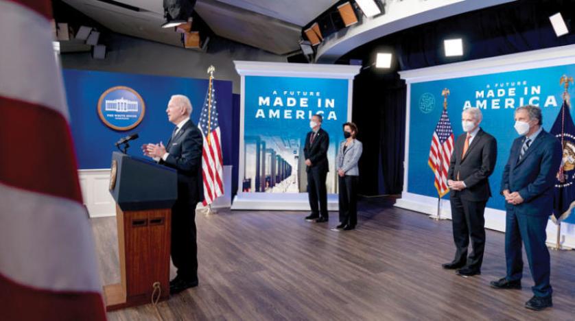 الرئيس الأمريكي جوبايدن برفقة بات جيلسينجر رئيس شركة انتل الأمريكية