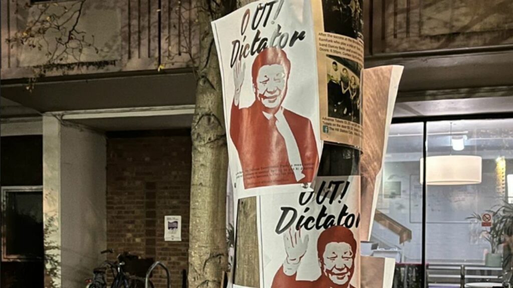 ملصقات تدعو إلى عزل الزعيم الصيني شي جين بينج على حرم جامعي في لندن