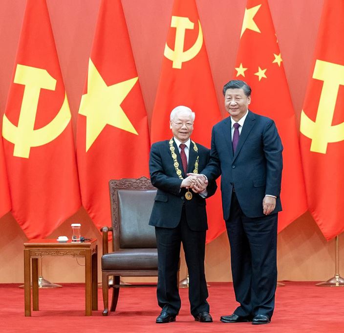 الرئيس الصيني يمنح رئيس الحزب الشيوعي الفيتنامي وسام الصداقة