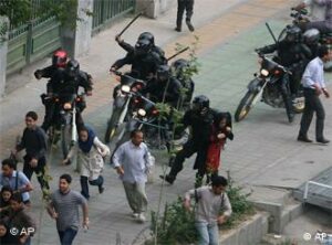 وتستمر الاحتجاجات المناهضة للحكومة في إيران على الرغم من القمع المتصاعد، إلى جانب التظاهرات في الشوارع والجامعات، وكذلك الإضرابات بين العاملين في العديد من الصناعات، لا سيما في قطاعات النفط والغاز والبتروكيماويات.