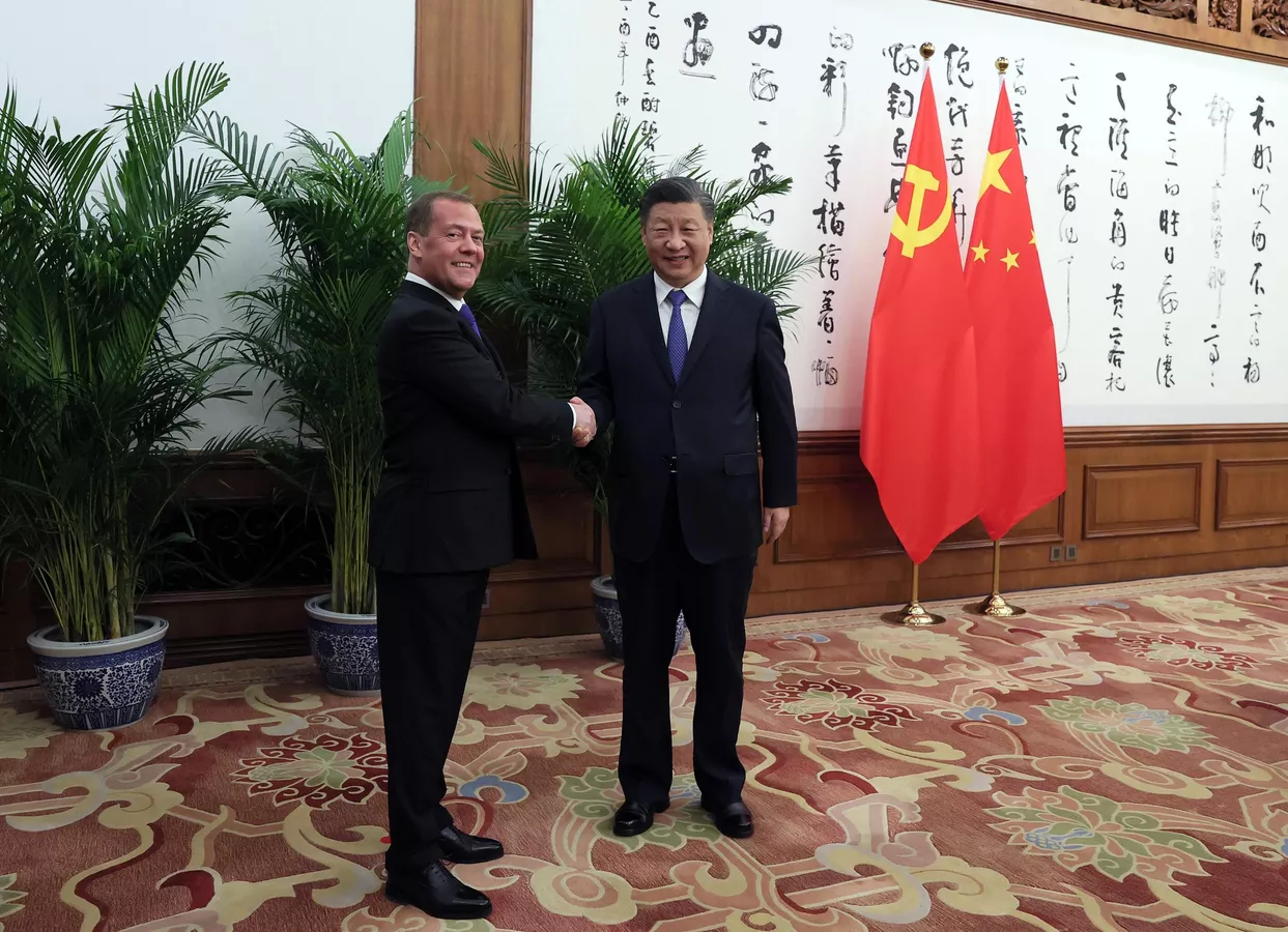 نائب رئيس مجلس الأمن الروسي، دميتري ميدفيديف، يلتقي الرئيس الصيني شي جين بينج