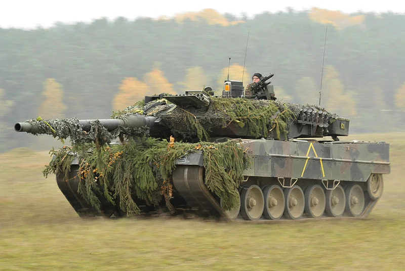 800px German Army Leopard 2A6 tank in Oct. 2012 1