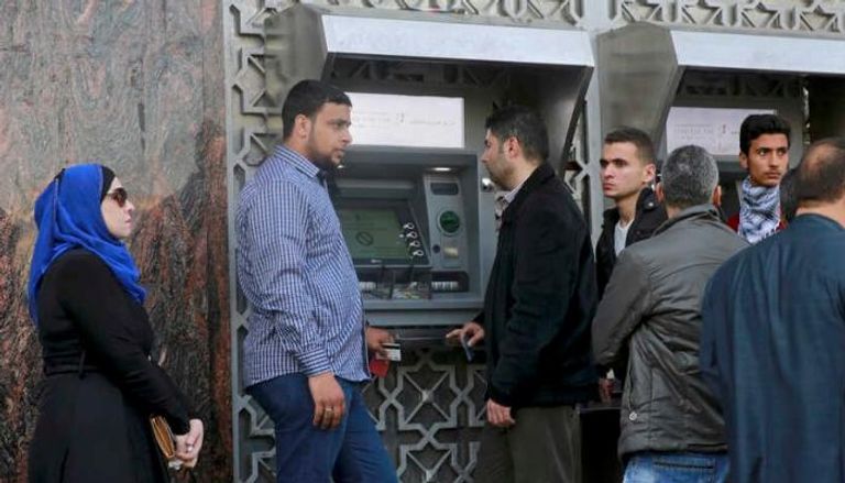 فلسطينيون ينتظرون صرف رواتبهم- ارشيفية
