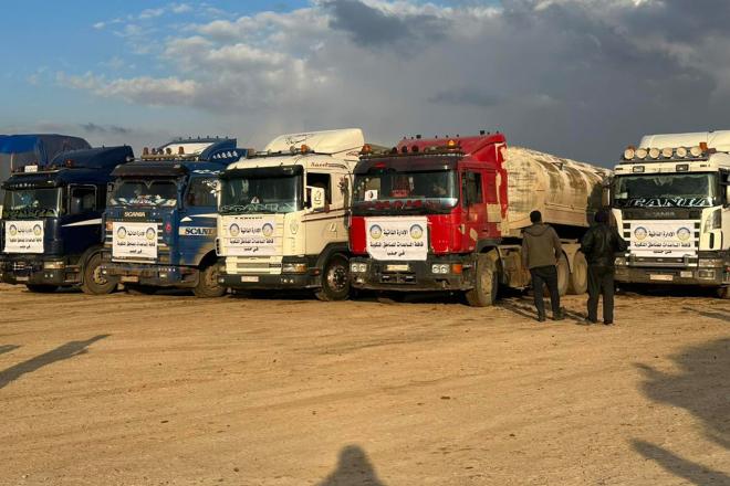 شاحنات تنتظر امام المعابر على الحدود السورية
