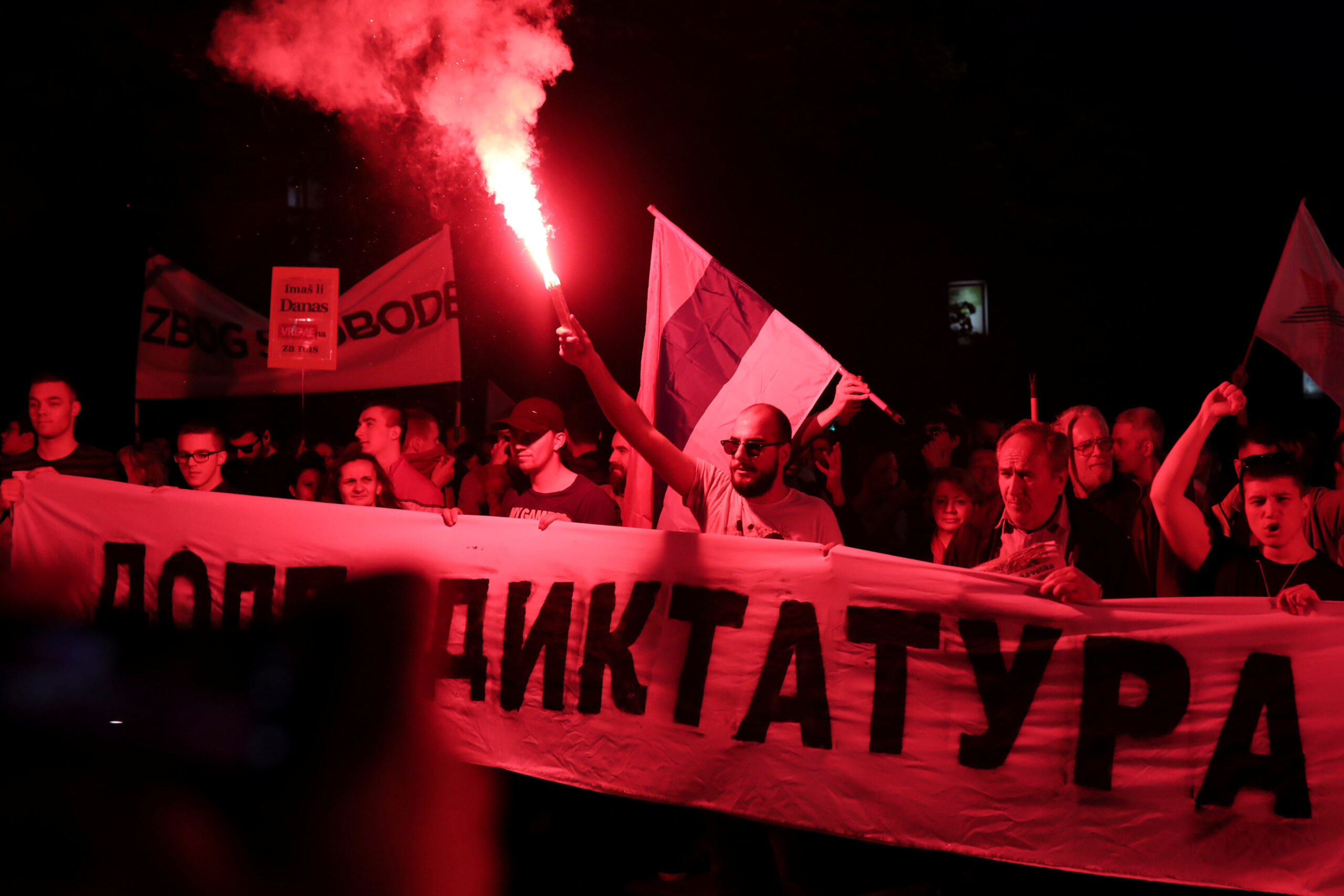 778412 مظاهرات ليلية فى شوارع العاصمة الصربية scaled