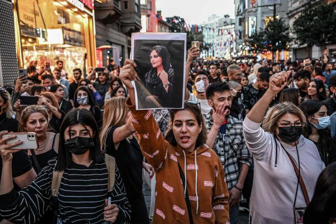 مهسا اميني تتصدر التظاهرات في يوم المراة العالمي