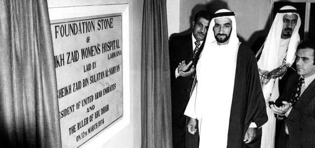 الشيخ زايد بن سلطان آل نهيان مؤسس دولة الامارات خلال افتتاح مشروع خيري