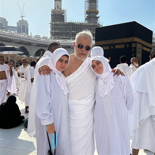 أشرف زكي مع ابنتيه مايا ومريم