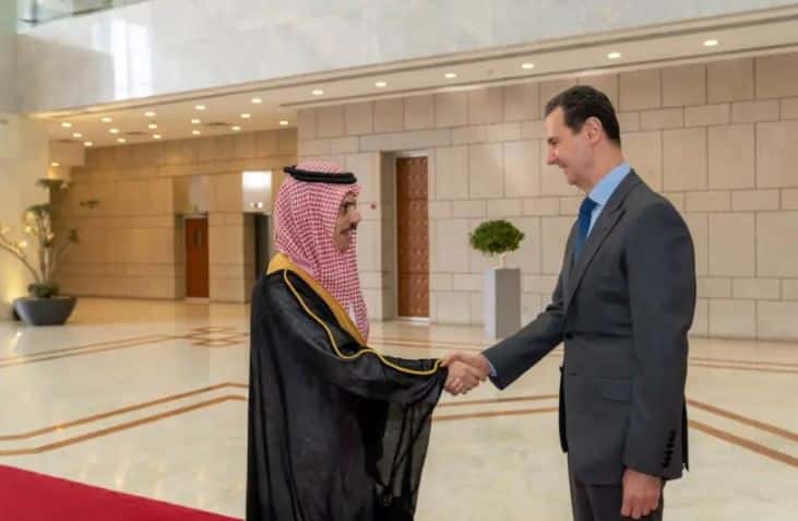 الرئيس السوري بشار الأسد يصافح وزير الخارجية السعودي الأمير فيصل بن فرحان ،